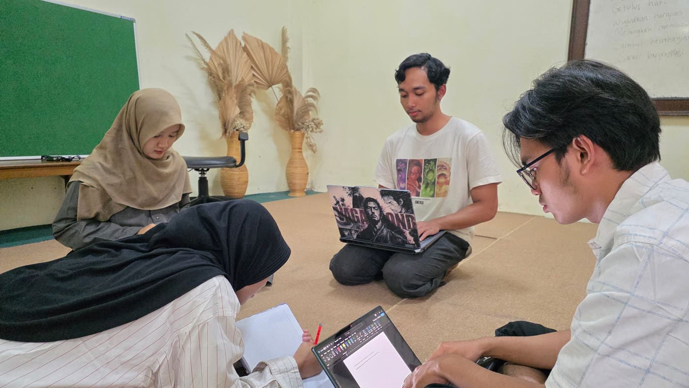 Sapi perah memakan hijauan dari tempat pakan